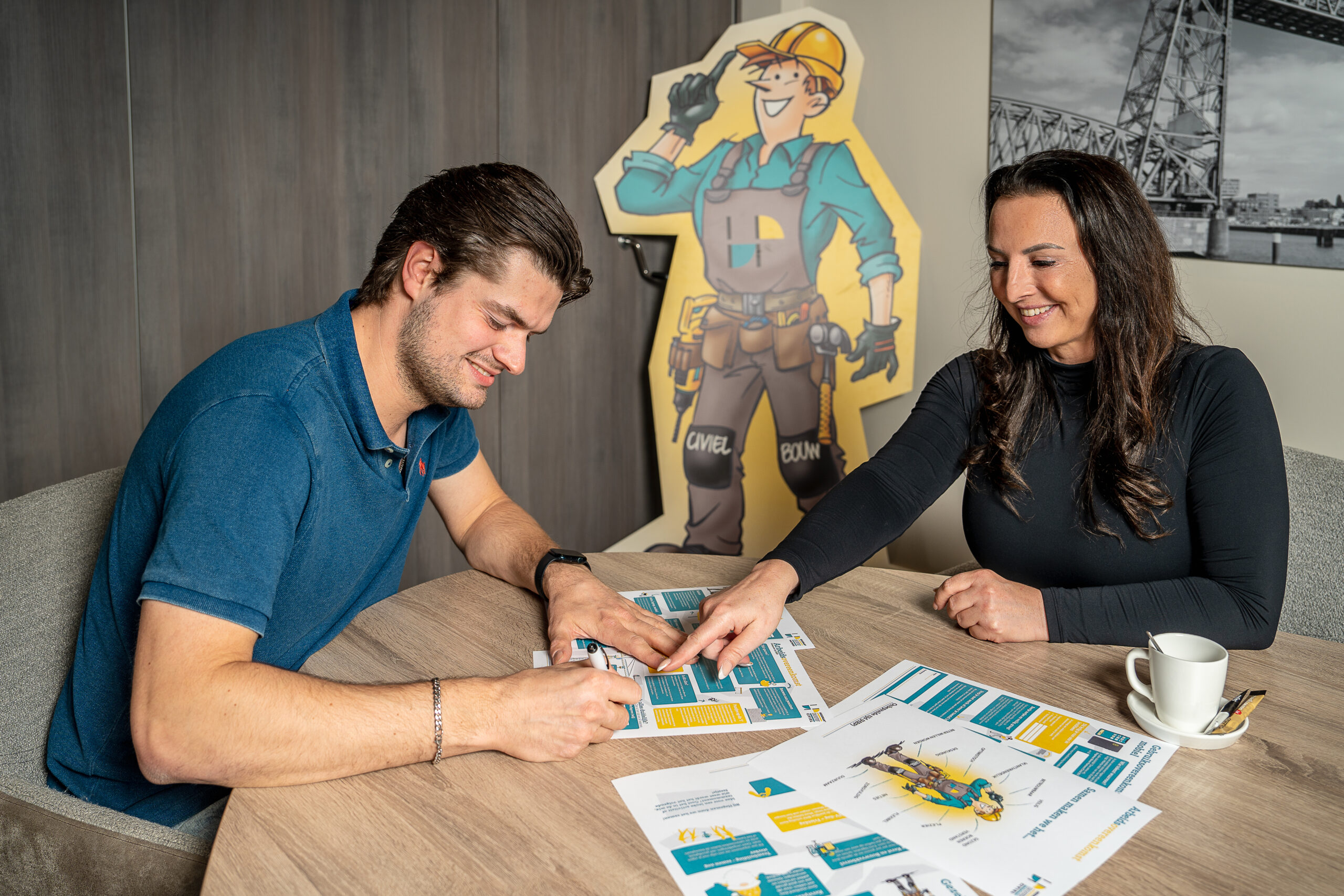 Tevreden werknemer met gevisualiseerd contract